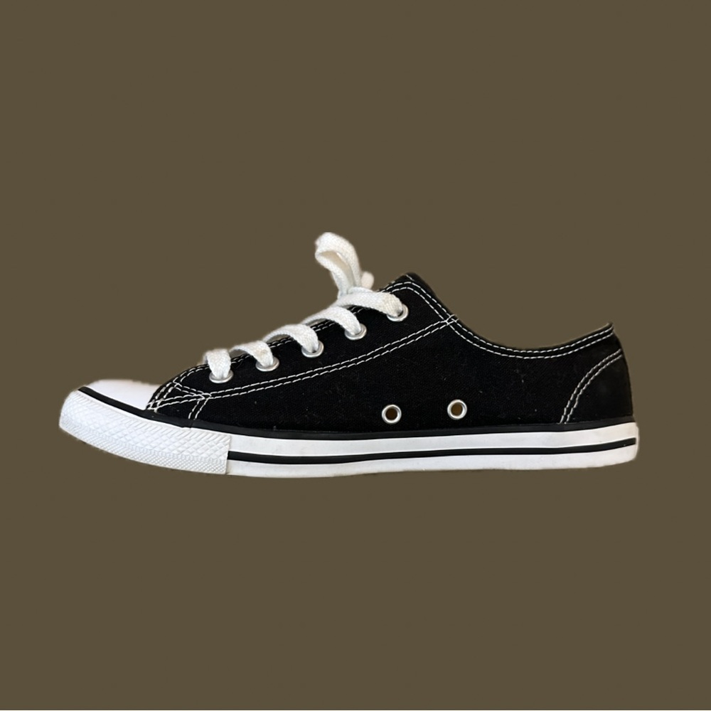 Women’s Black and white converse size 7